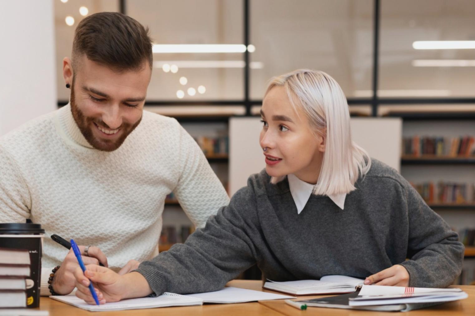 Arbeitsplatz mit mehreren Monitoren für Online-Marketing